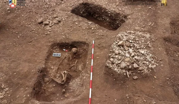 Morminte preistorice, vechi de peste 5.000 de ani, descoperite în tumulii de la Băicoi (© Muzeul Județean de Istorie și Arheologie Prahova)
