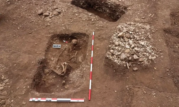 Morminte preistorice, vechi de peste 5.000 de ani, descoperite în tumulii de la Băicoi (© Muzeul Județean de Istorie și Arheologie Prahova)
