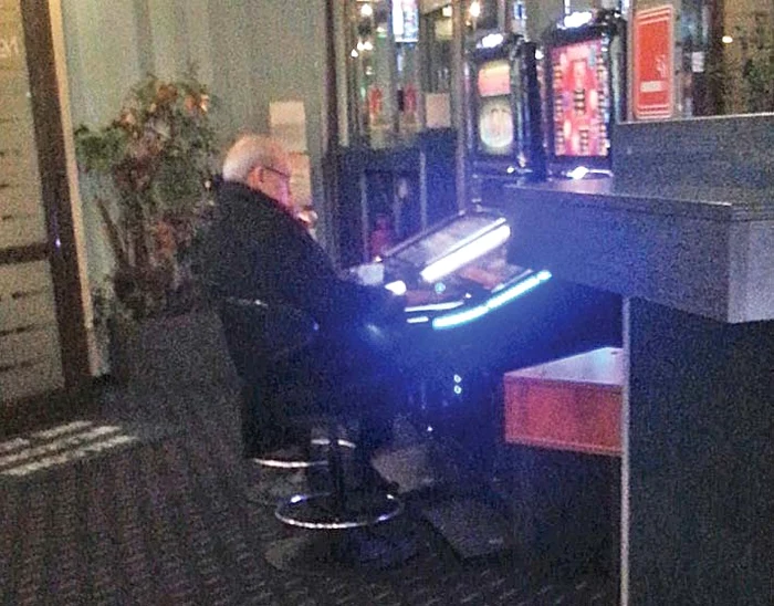 Ploieşteanu recunoaşte că nu se poate abţine să nu joace la aparate