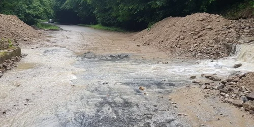 valea jiului drumul rupt de viituri