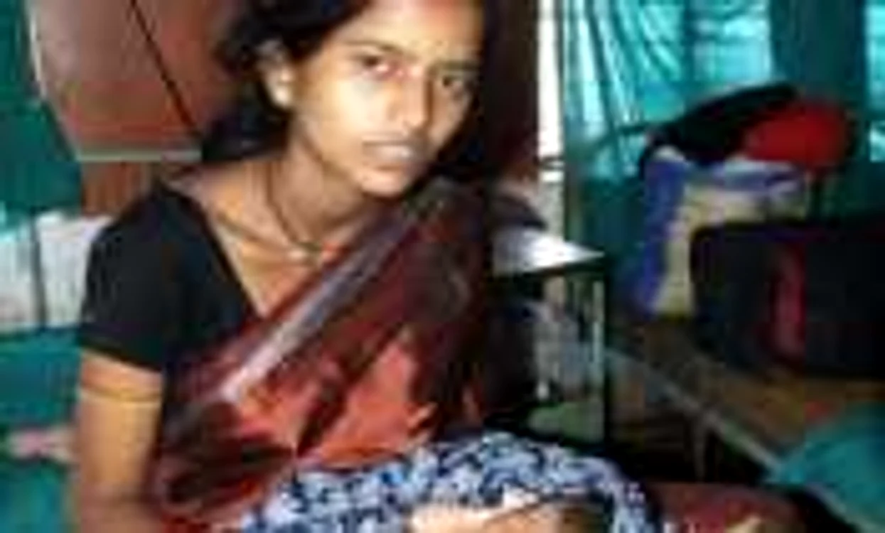 India: Un nou născut a scăpat de la moarte după ce a căzut din tren