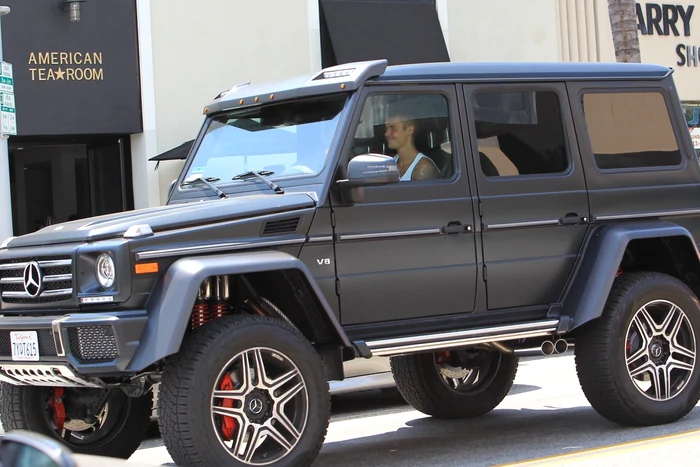 *EXCLUSIVE* Justin Bieber gets pulled over by the cops while driving fancy Benz! jpeg