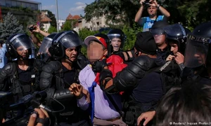 Jandarmii dedându-se violenţelor împotriva unor protestatari paşnici la 10 august