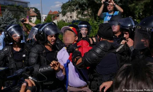 Jandarmii dedându-se violenţelor împotriva unor protestatari paşnici la 10 august