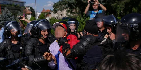Jandarmii dedându-se violenţelor împotriva unor protestatari paşnici la 10 august