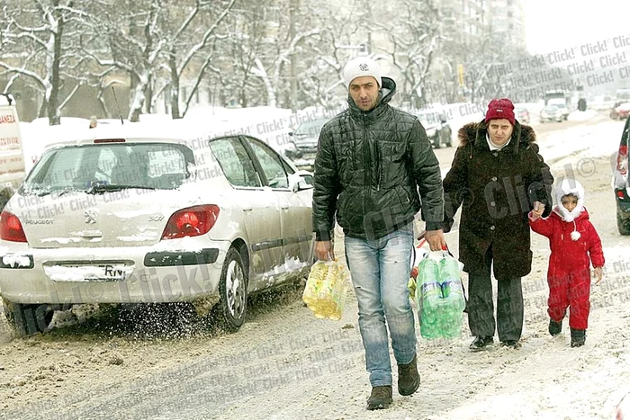 Pe străzile laterale  ale Capitalei e prăpăd.  Primarii n-au în plan  deszăpezirea acestora