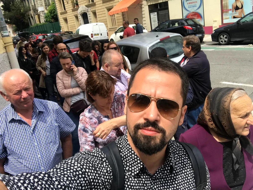 Alex Constantin, la coadă la secția de votare din Nisa