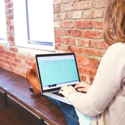 Femeie laptop  Foto Unsplash jpg