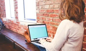 Femeie laptop  Foto Unsplash jpg