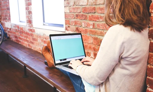 Femeie laptop  Foto Unsplash jpg