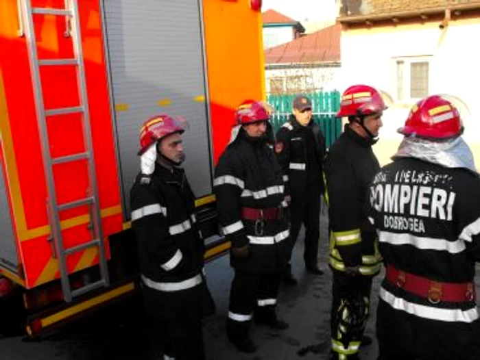 
    Pompierii s-au luptat cu flăcările timp de două ore  