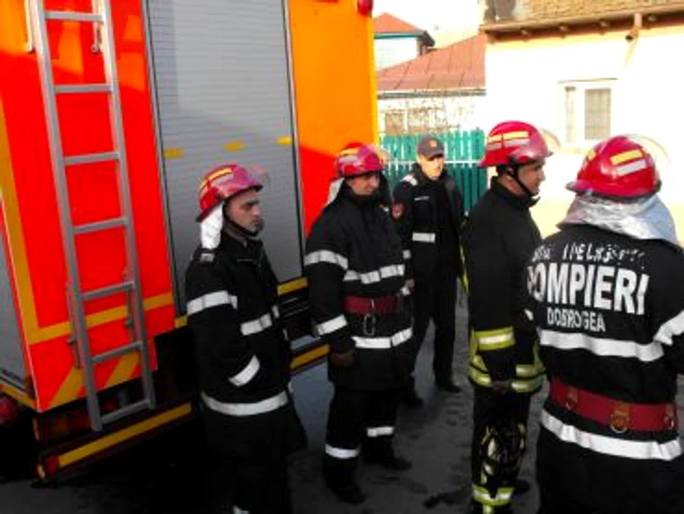 
    Pompierii s-au luptat cu flăcările timp de două ore  