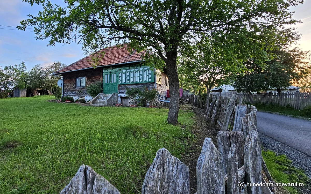 Casă din comuna Bătrâna. Foto: Daniel Guță. ADEVĂRUL