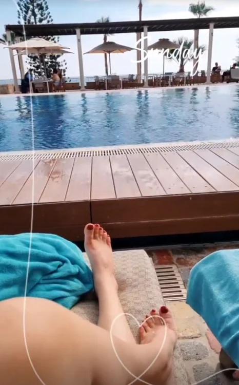 
    Oana Roman, relaxare la piscinăfoto: Instagram  