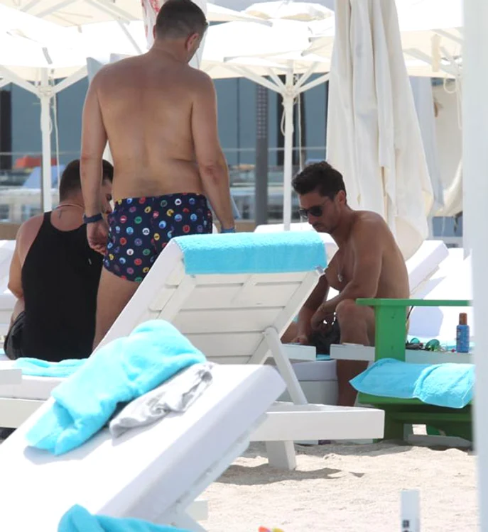 Ciprian Marica jucând table pe litoral