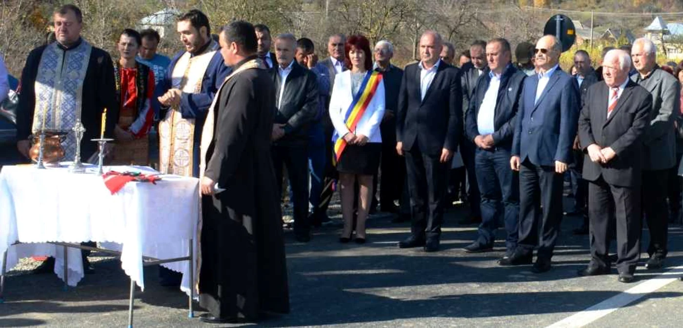 Zeci de oficiali au fost prezenţi la inaugurare podului din comuna Vultureşti FOTO: Consiliul Judeţean Argeş