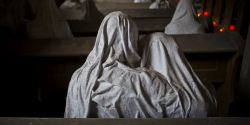 Statui de fantome create de artistul Jakub Hadrava sunt aşezate la biserica Sf. Gheorghe de pe lângă Plzen în Lukova Republica Cehă FOTO Guliver/Getty Images