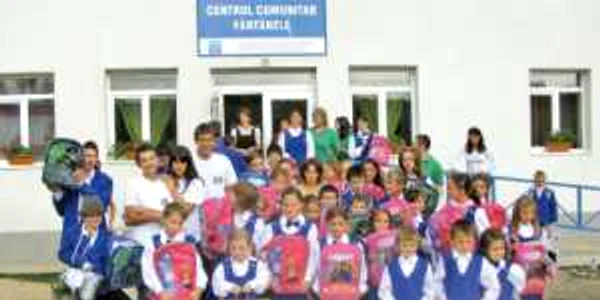 Elevii nevoiași din judeţul Bacău primesc în fiecare an ghiozdane și rechizite gratuite de la fundaţie
