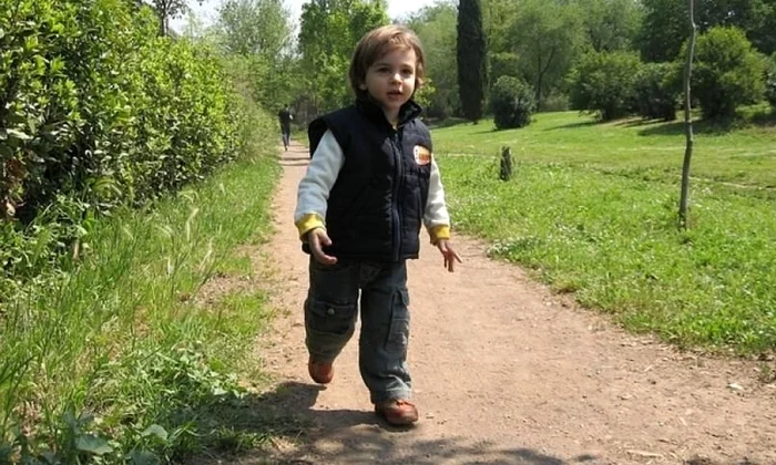 Oamenii de ştiinţă au aflat de ce omul a început să meargă în două picioare jpeg
