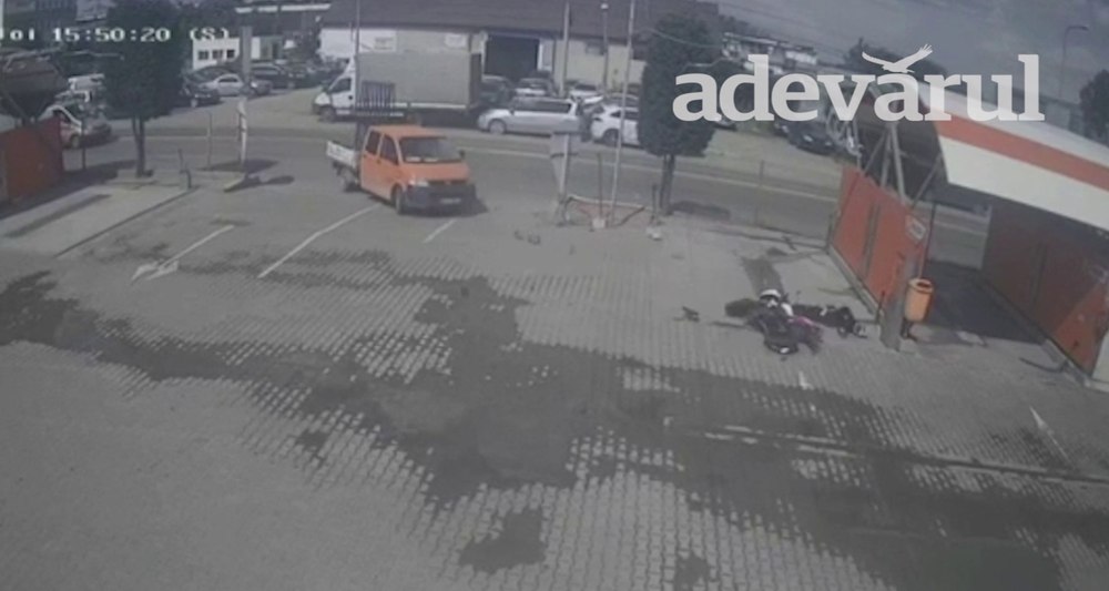 Motociclist rănit grav într-un accident. Impactul, surprins de o cameră de supraveghere VIDEO
