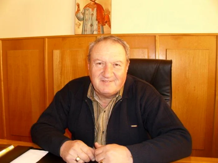 Pe numele primarului şi a consilierului său, instanţ a decis reţinerea lor pentru 24 de ore, urmând ca astăzi, să fie prezentaţi instanţei de judecată cu propunere de arestare preventivă FOTO Ionuţ Dima