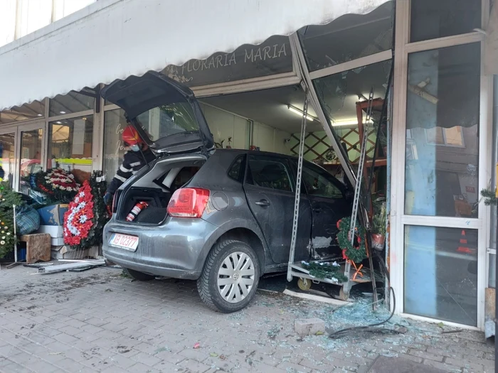 Una dintre maşinile implicate a intrat într-o florărie. Foto: ISU Alba