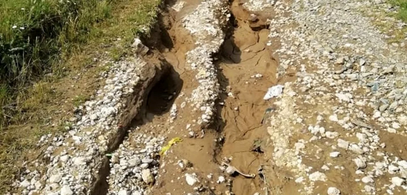 Ploile puternice au făcut cratere în cartierul Bora FOTO Facebook/Municipiul Slobozia