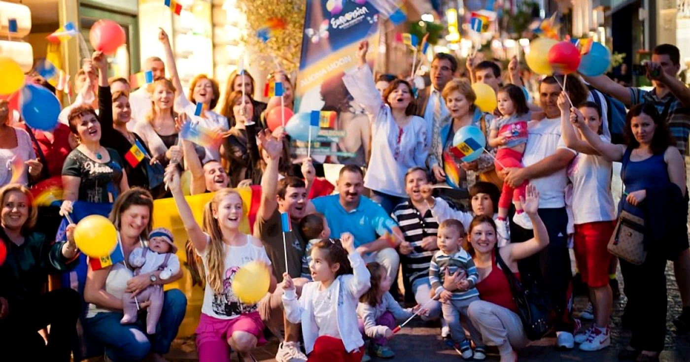 Moldovenii din 13 oraşe europene şi din Dubai au participat la un flashmob pentru a o susţine pe reprezentanta Moldovei la Eurovision