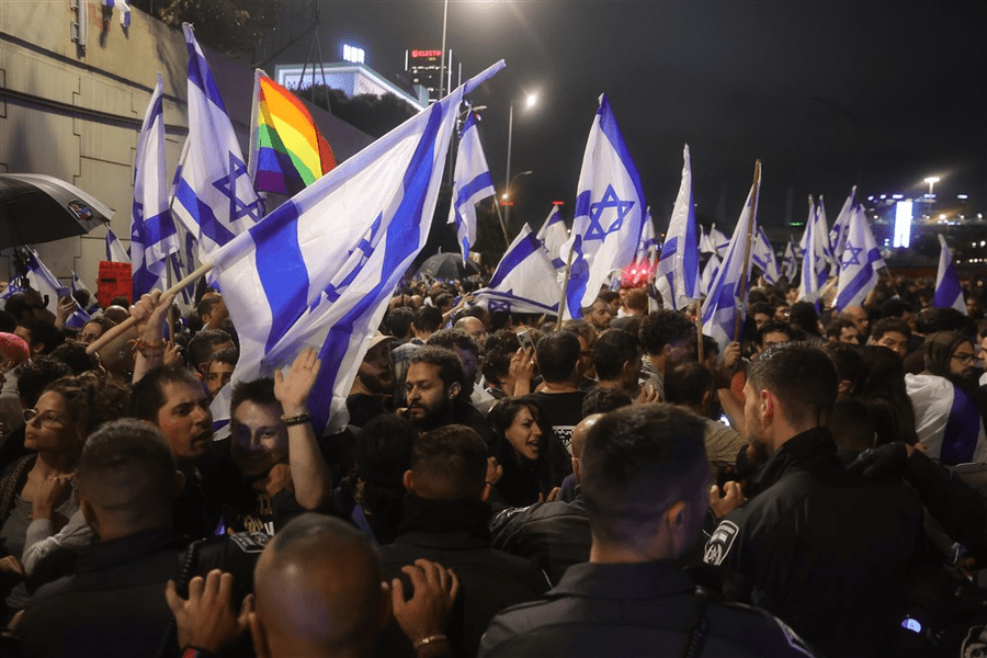Mii de manifestanţi în stradă la Tel Aviv după ce premierul Netanyahu l-a demis pe ministrul Apărării