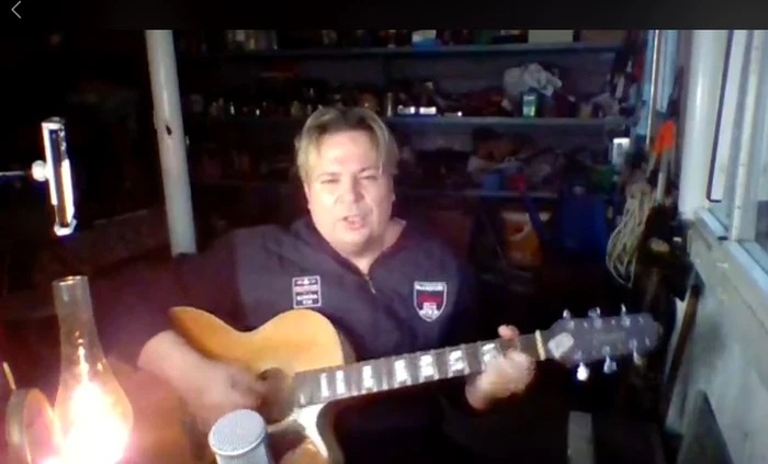 Dan Helciug, în timpul reprezentației din cămara-garaj