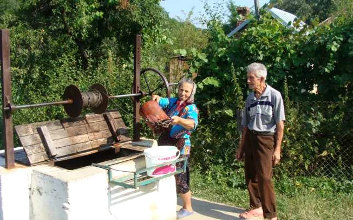 Locuitorii din Buda scot găleata goală din fântână