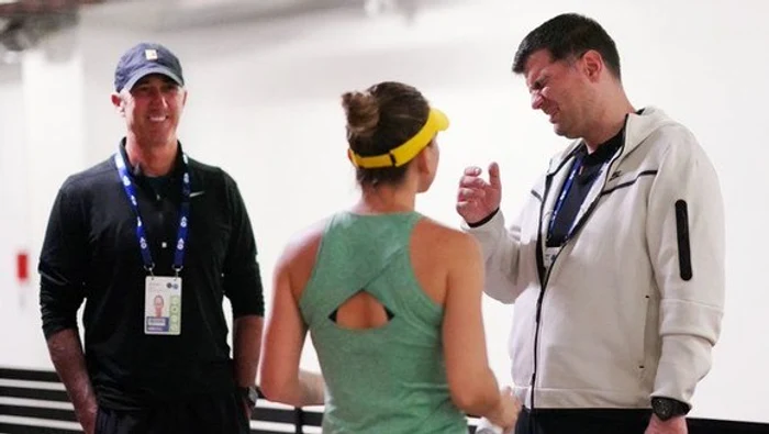 
    Simona Halep și-a dat iubitul cu spray contra soareluiFOTO: Twitter/ Australian Open  