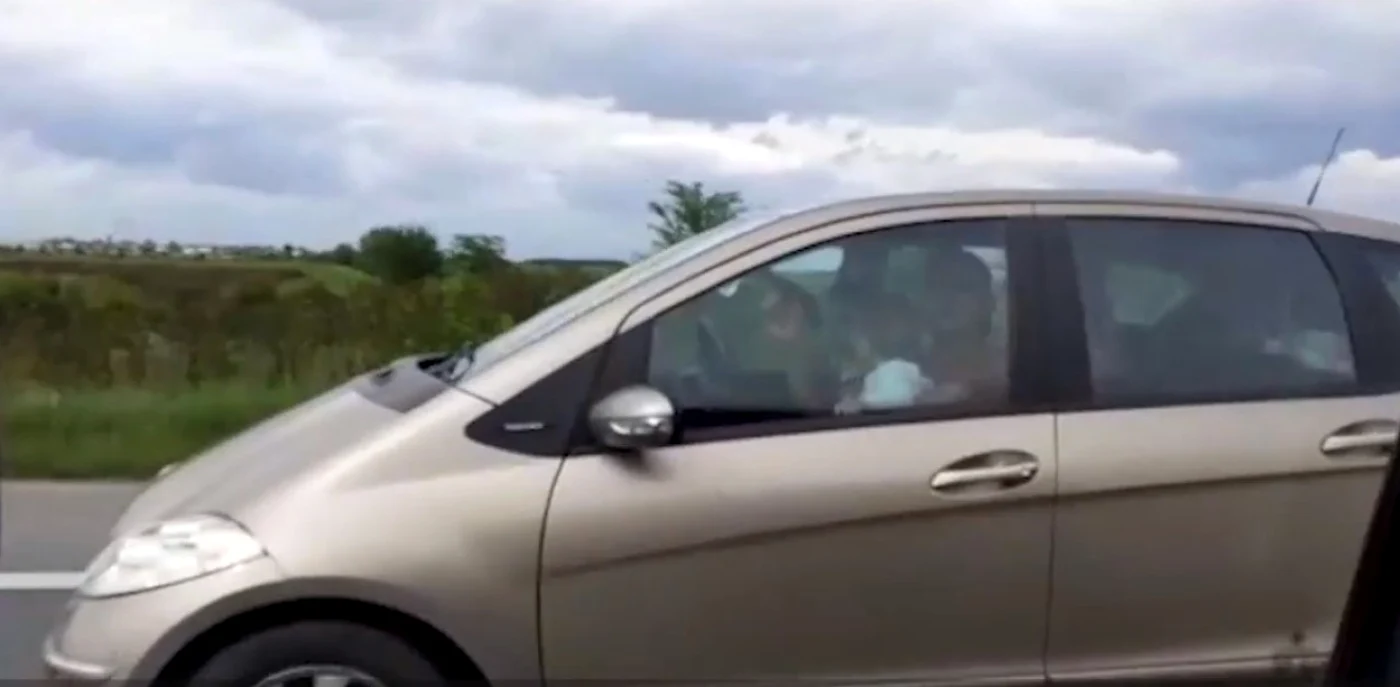 Maşina în care se aflau cei doi copii circula cu peste 100 de kilometri la oră pe autostradă Foto :captura video observatornews.ro