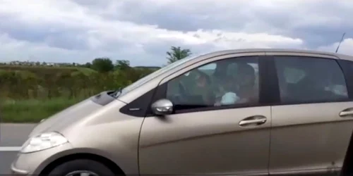 sofer conduce cu un copil in brate foto captura video observator