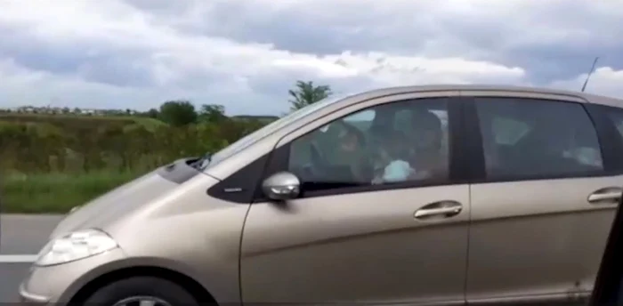 Maşina în care se aflau cei doi copii circula cu peste 100 de kilometri la oră pe autostradă Foto :captura video observatornews.ro