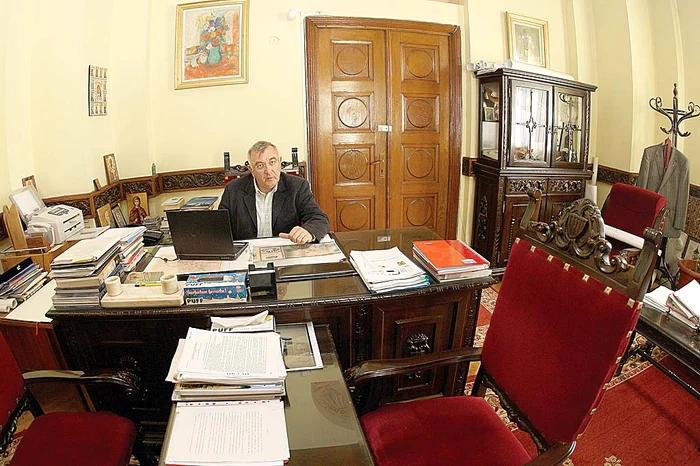 Octombrie 2008. Deşi ordonat, biroul edilului era mult prea încărcat