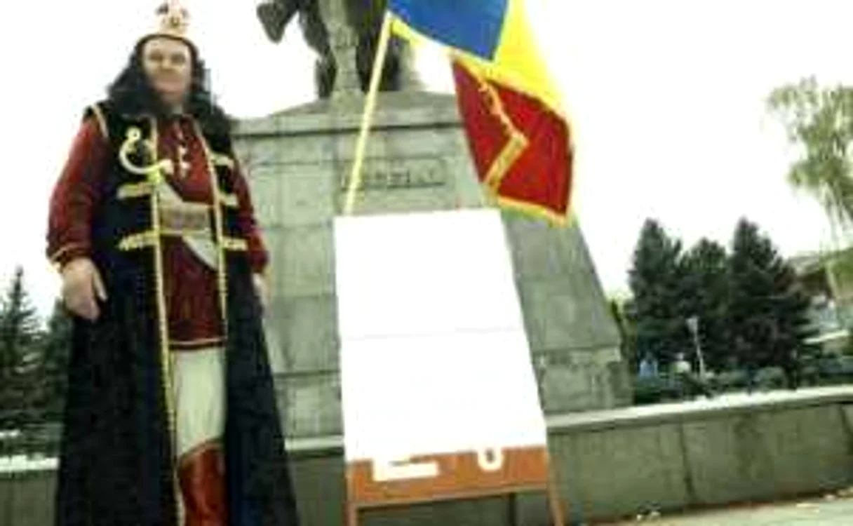 Faur Isaia a protestat pentru Decebal, îmbrăcat în Vlad Ţepeş. D.G.