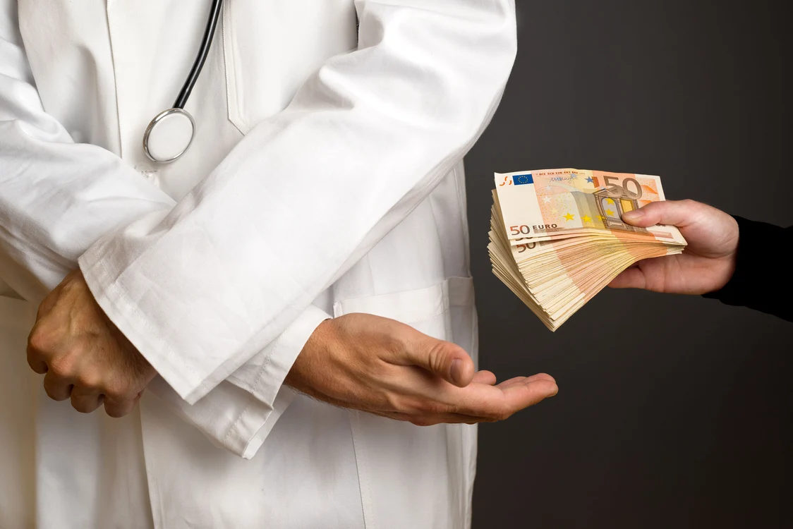 
    Doctorul din Caraş-Severin lua mită şi câte 1.000 de euro pe zi  