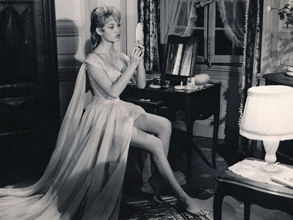 
    Pe 28 septembrie 1960, când a împlinit 26 de ani, Bardot a încercat din nou să se sinucidă clickpentrufemei.ro  