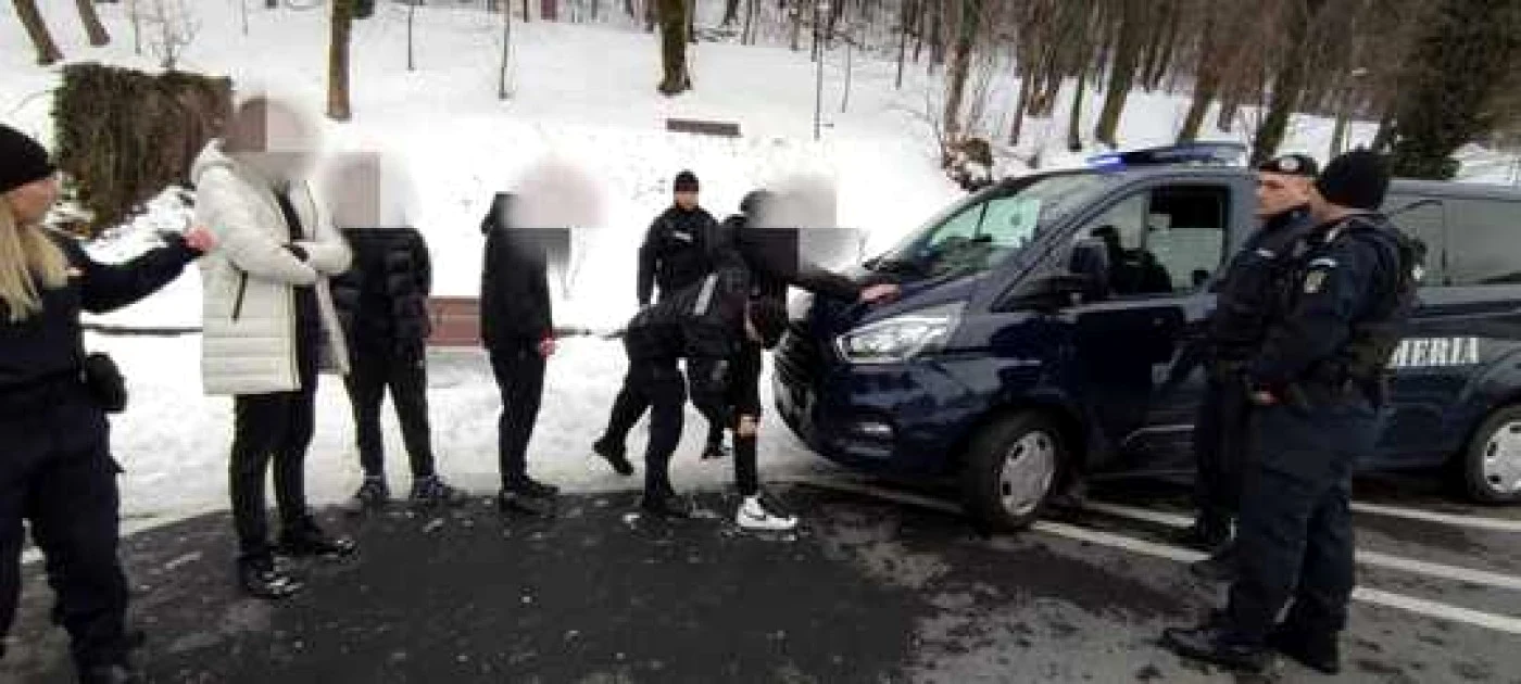 Jandarmii au dat 11 amenzi contravenţionale în conformitate cu Legea 61/1991, pentru provocare şi participare la scandal  Foto: News