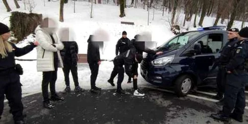 Zeci de persoane implicate într-o bătaie în stradă în Braşov foto news