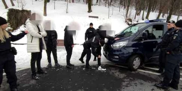 Zeci de persoane implicate într-o bătaie în stradă în Braşov foto news