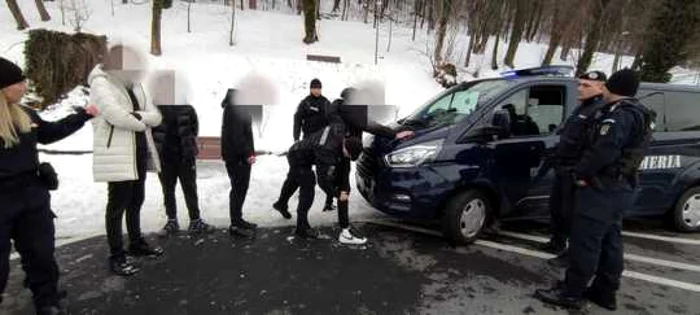 Jandarmii au dat 11 amenzi contravenţionale în conformitate cu Legea 61/1991, pentru provocare şi participare la scandal Foto: News