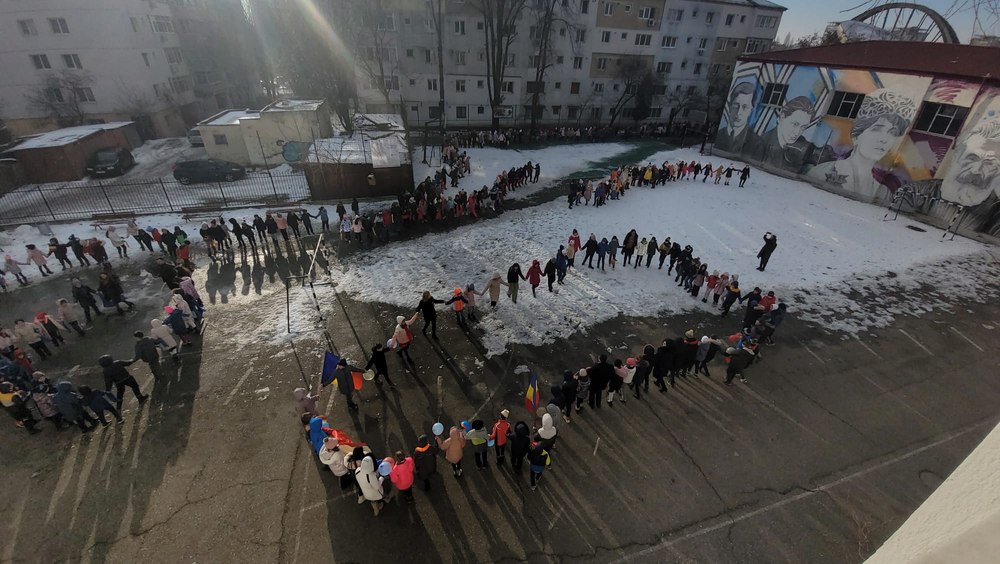 Manifestare de proporții dedicată Unirii Principatelor Române, la Bacău. Sute de copii, prinși în horă FOTO