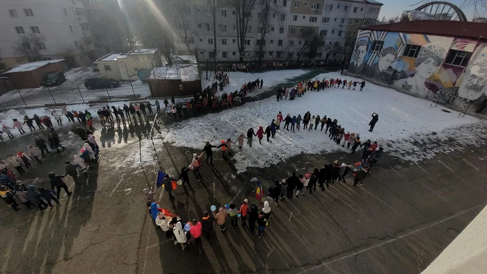 Hora Unirii la Școala Miron Costin Bacău FOTO MA