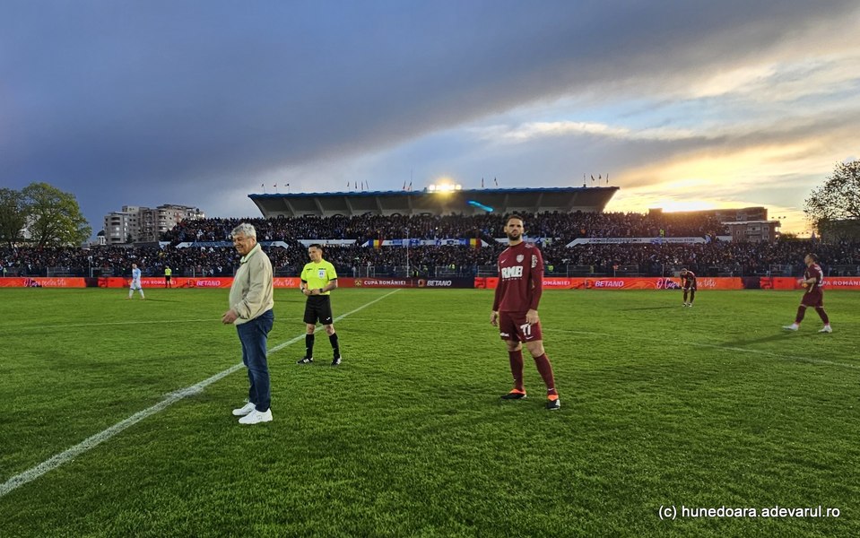Record de spectatori pe stadionul care își așteaptă demolarea. Mircea Lucescu a revenit pe arena echipei Corvinul VIDEO