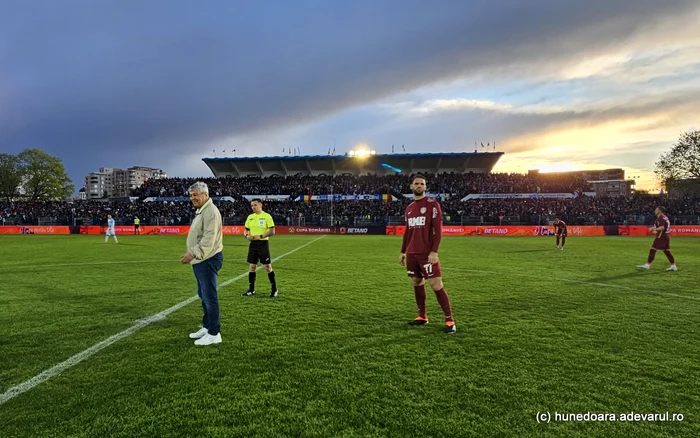 Mircea Lucescu a revenit la Hunedoara, pe stadionul echipei sale din anii '80. Foto: Daniel Guță