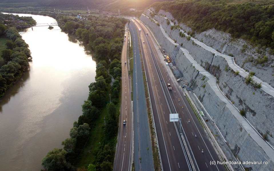 Lucrări ample pe autostradă, la Dealul Liliecilor. Versantul, ciuruit de alunecări de teren VIDEO 