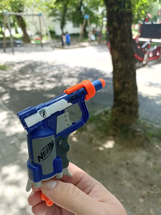 Un pistol din plastic e jucăria preferată a lui Andriy FOTO Denis Grigorescu