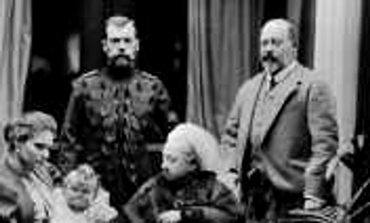 Nikolae al II-lea si Aleksandra Feodorovna (stânga)